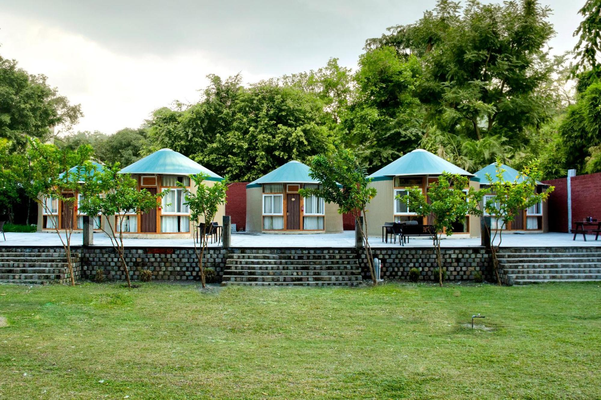 Riverside By Aahma Garjia Buitenkant foto